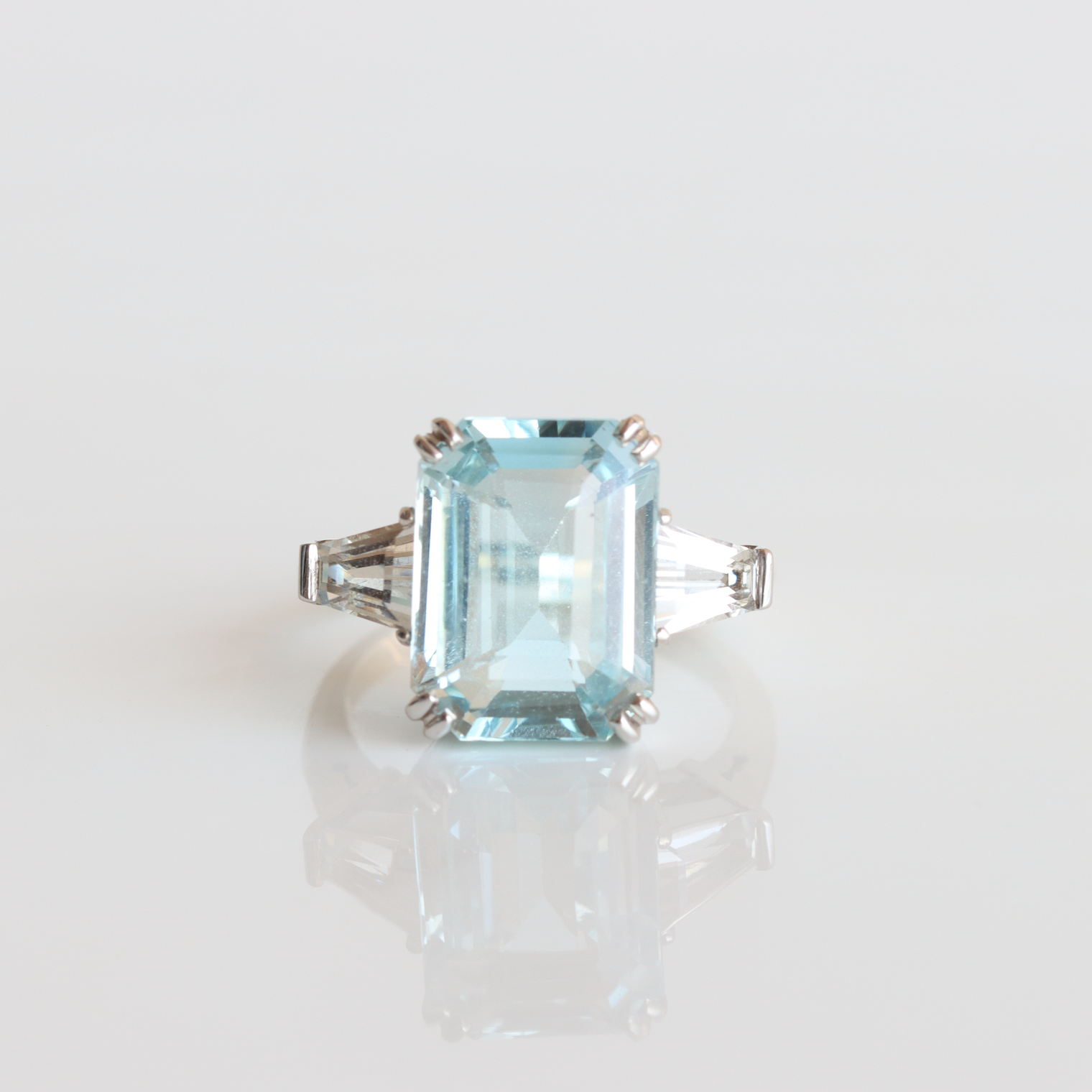 Cocktailring with emeraldcut light blue topaz