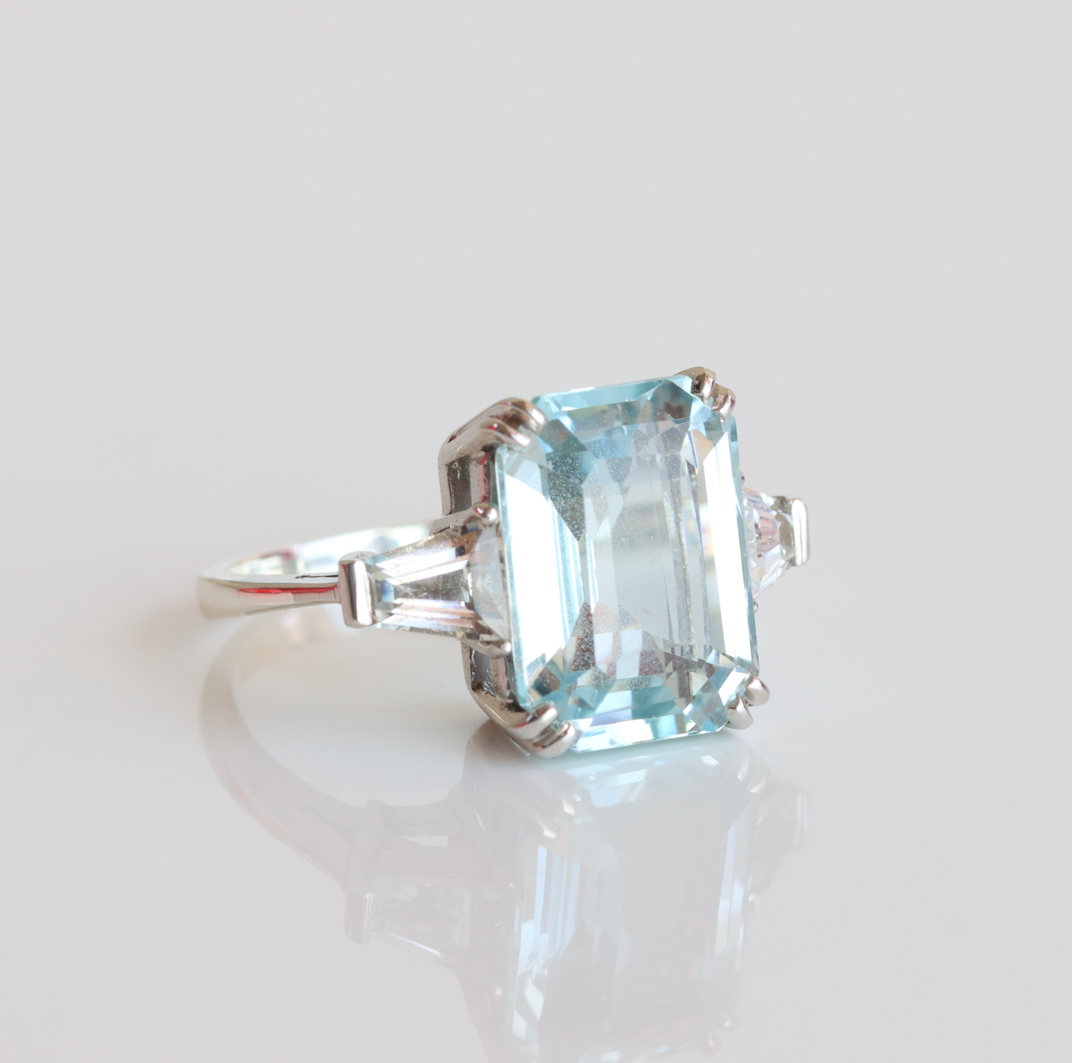 Cocktailring with emeraldcut light blue topaz