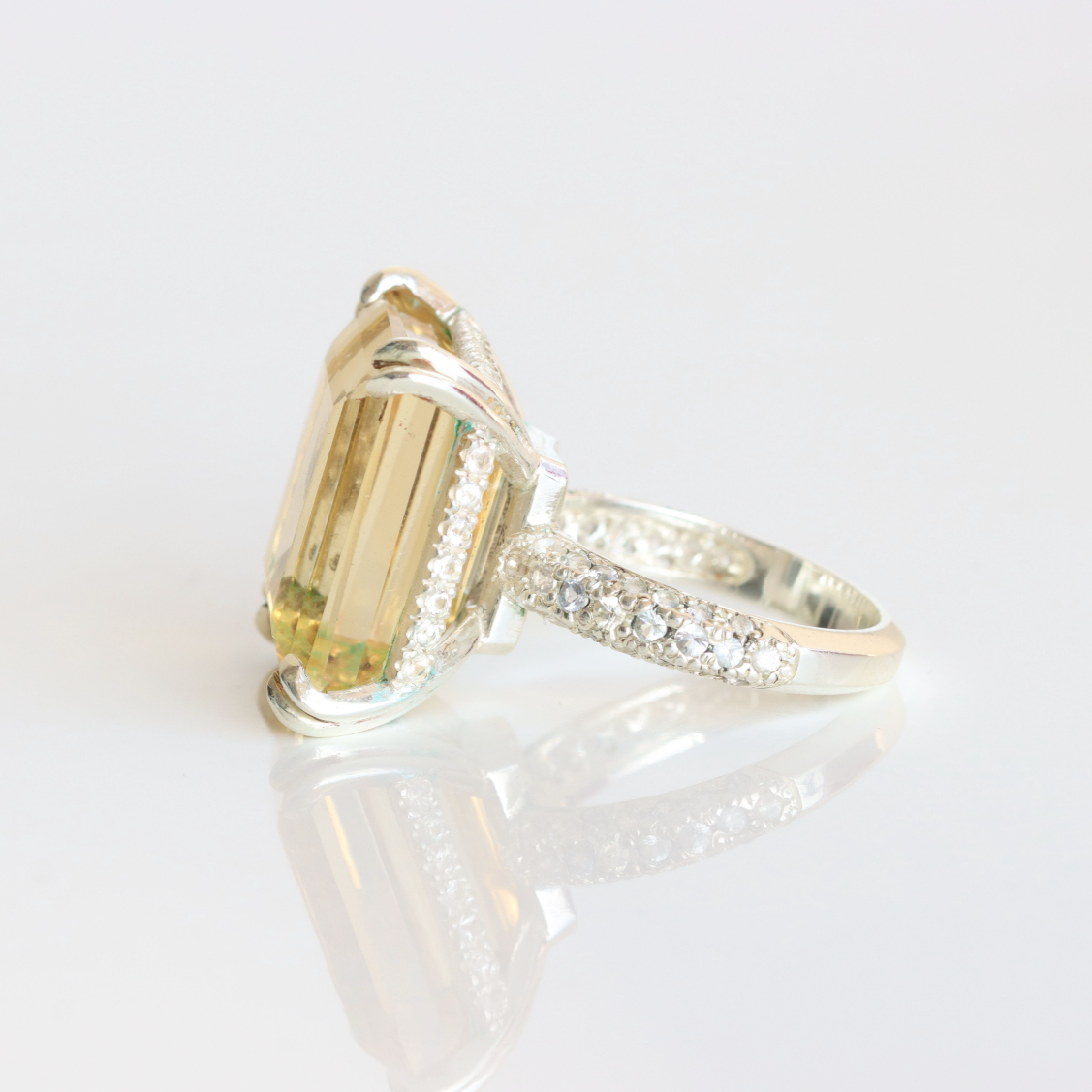 Light Citrine 27 ct  Cocktailring with white sapphire