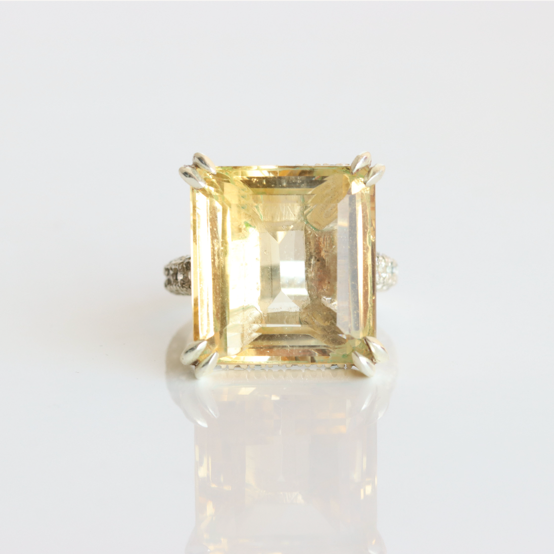 Light Citrine 27 ct  Cocktailring with white sapphire